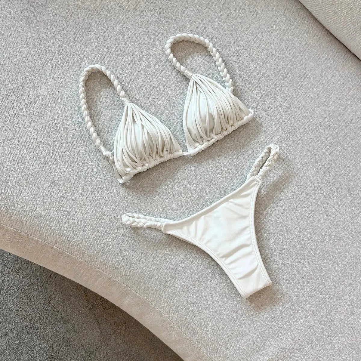 Biquíni Feminino com Listras e Alças Trançadas – Cintura Média