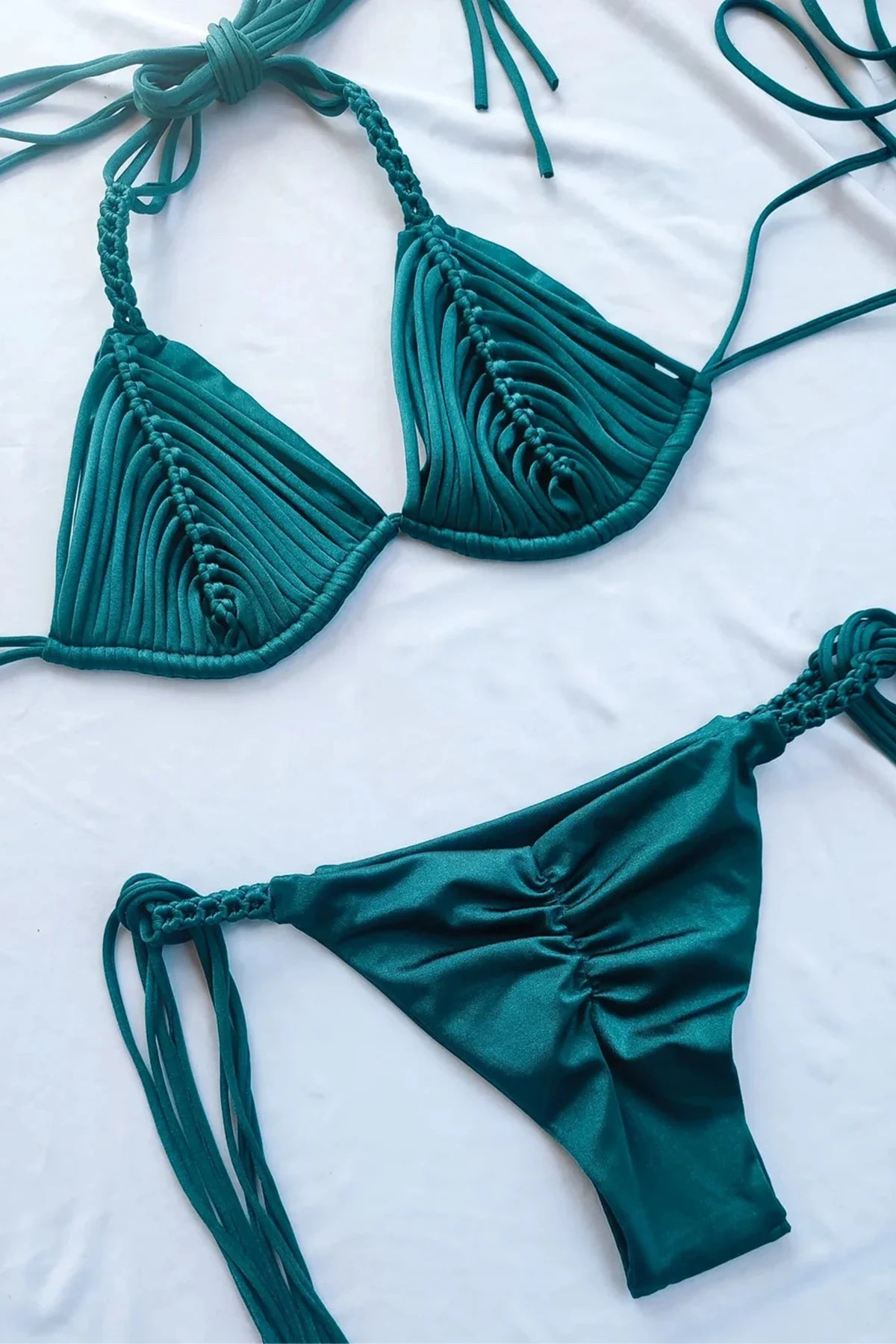 Biquíni Feminino com Listras e Alças Trançadas – Cintura Média